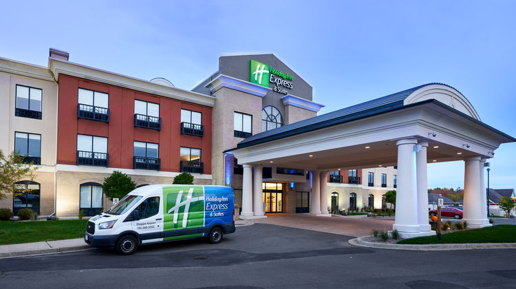 Holiday Inn Express Hotel & Suites Exterior