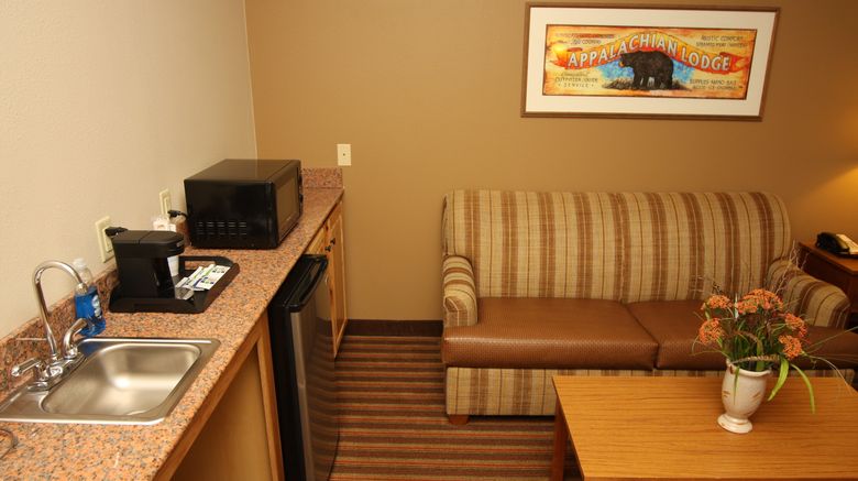 <b>Holiday Inn Express and Suites Donegal Suite</b>. Images powered by <a href="https://www.leonardoworldwide.com/" title="Leonardo Worldwide" target="_blank">Leonardo</a>.