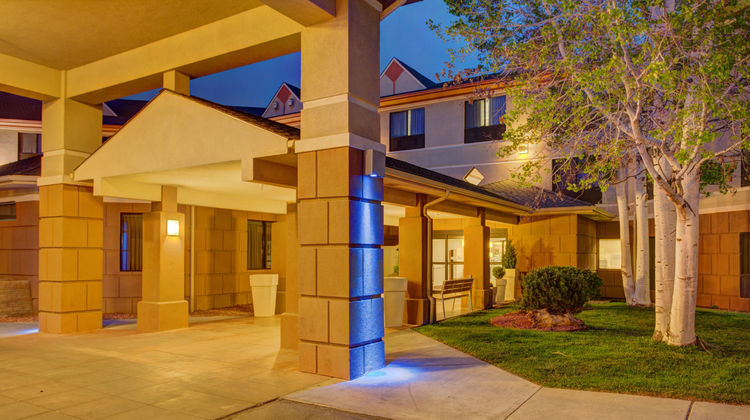 Holiday Inn Express & Suites Exterior