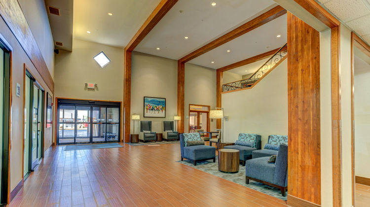 Holiday Inn Express & Suites Lobby