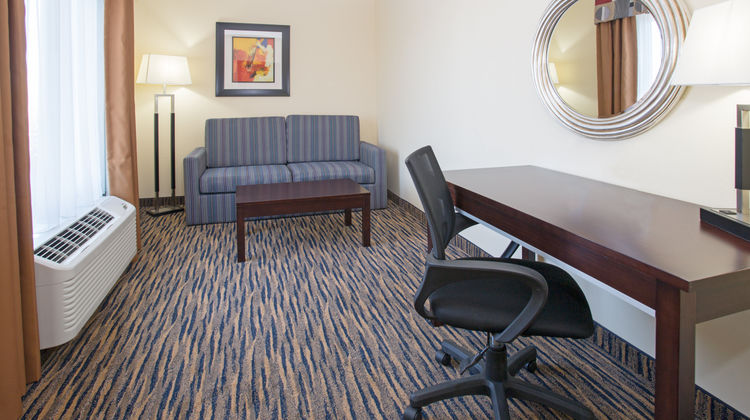 Holiday Inn Express & Suites Thornton Suite
