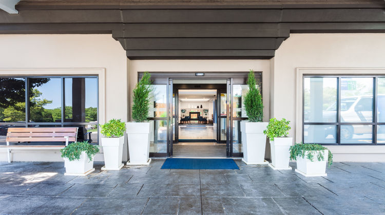 Holiday Inn Express Hauppauge Exterior