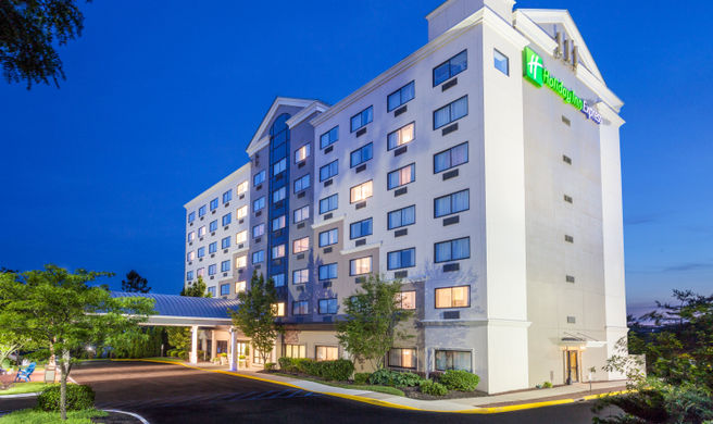 Holiday Inn Express Hauppauge Exterior