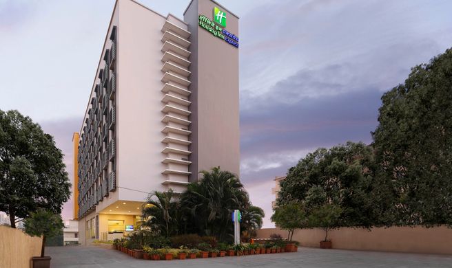 Holiday Inn Express Pune Hinjewadi Exterior