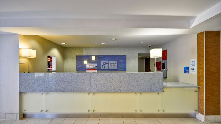 Holiday Inn Express Romulus / Detroit Airport, an Lobby