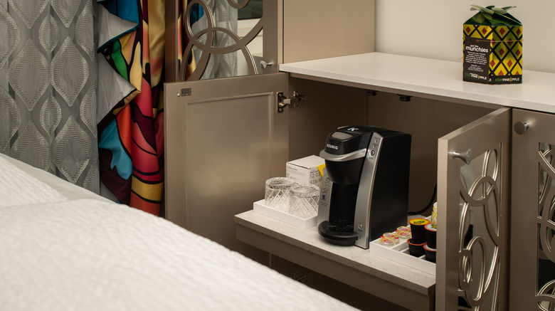<b>Staypineapple, An Artful Hotel, Midtown Room</b>. Images powered by <a href="https://www.leonardoworldwide.com/" title="Leonardo Worldwide" target="_blank">Leonardo</a>.