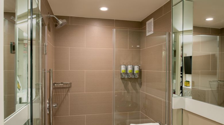 <b>Staypineapple, An Artful Hotel, Midtown Room</b>. Images powered by <a href="https://www.leonardoworldwide.com/" title="Leonardo Worldwide" target="_blank">Leonardo</a>.