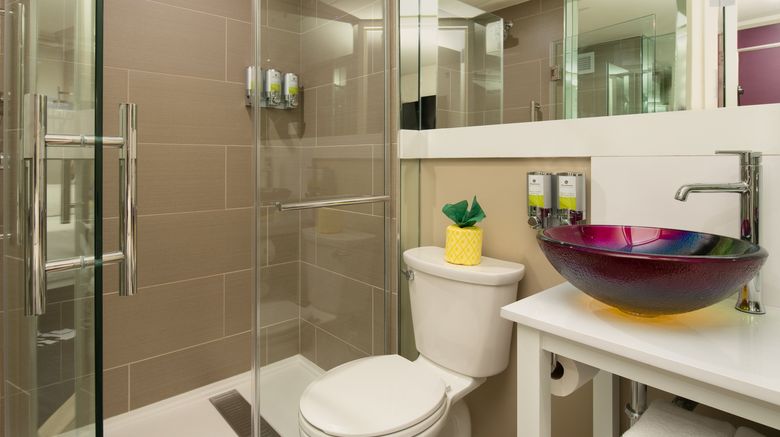 <b>Staypineapple, An Artful Hotel, Midtown Room</b>. Images powered by <a href="https://www.leonardoworldwide.com/" title="Leonardo Worldwide" target="_blank">Leonardo</a>.