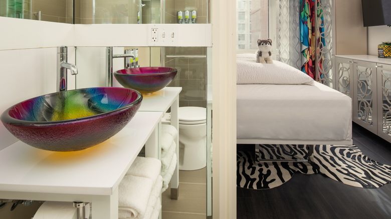 <b>Staypineapple, An Artful Hotel, Midtown Room</b>. Images powered by <a href="https://www.leonardoworldwide.com/" title="Leonardo Worldwide" target="_blank">Leonardo</a>.