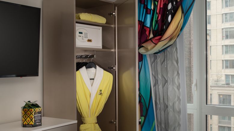 <b>Staypineapple, An Artful Hotel, Midtown Room</b>. Images powered by <a href="https://www.leonardoworldwide.com/" title="Leonardo Worldwide" target="_blank">Leonardo</a>.