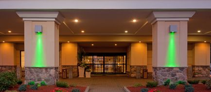 Holiday Inn Hotel & Stes Boston -Peabody Exterior
