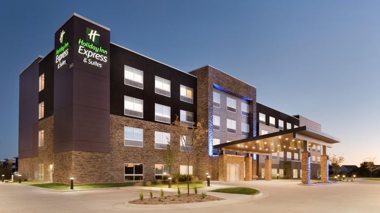 Holiday Inn Express/Suites-Jordan Creek Exterior