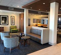 Holiday Inn Express/Suites Springfield N Lobby