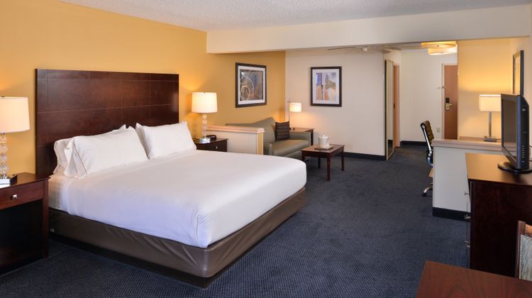 Holiday Inn Express & Suites Room