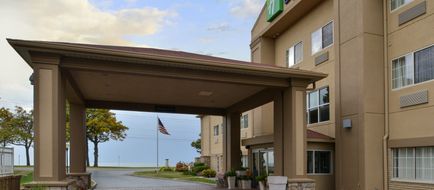 Holiday Inn Express & Suites Exterior