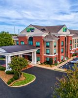 Holiday Inn Express Hotel & Suites