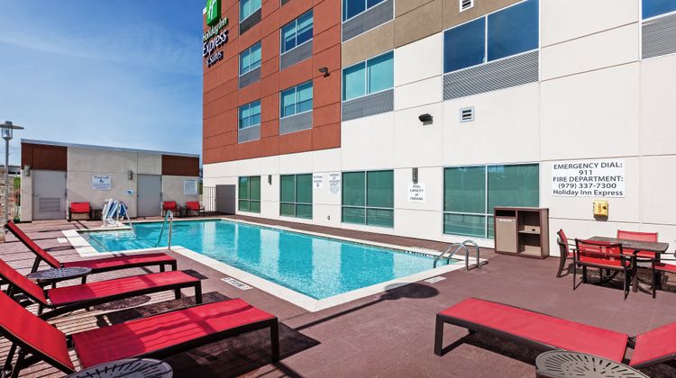 Holiday Inn Express & Suites Brenham Pool