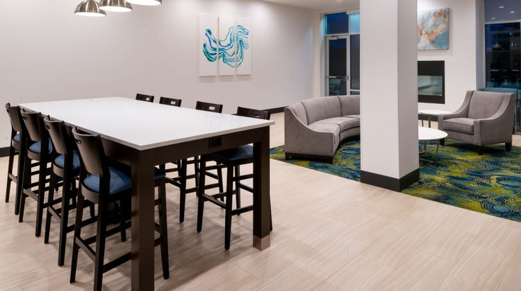 Holiday Inn & Suites Farmington Hills Lobby