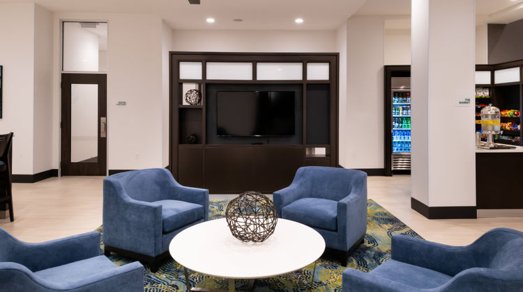 Holiday Inn & Suites Farmington Hills Lobby