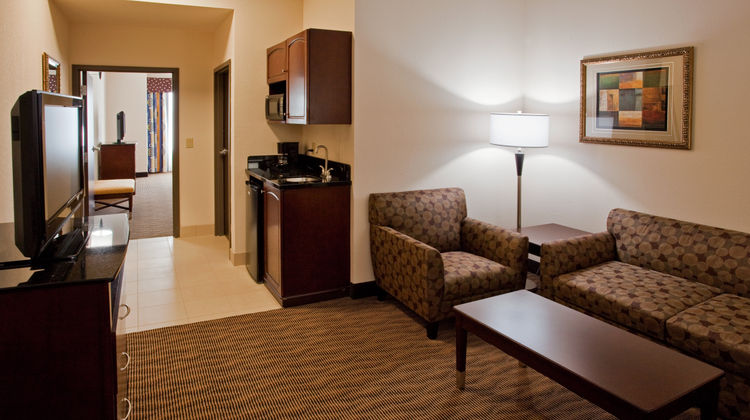 Holiday Inn Express Hotel & Suites Buda Suite