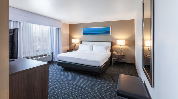 Holiday Inn Express Hotel & Suites Suite