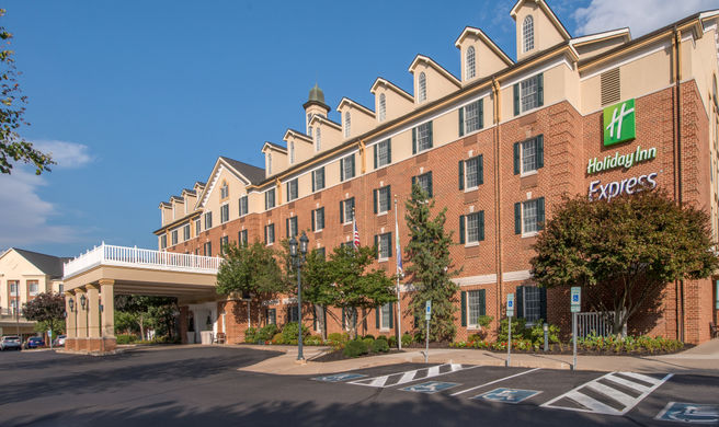 Holiday Inn Express at Williamsburg Sq Exterior