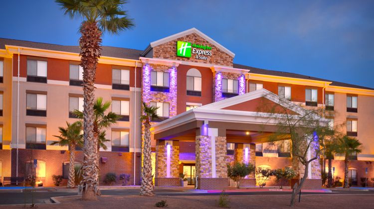 Holiday Inn Express Hotel & Suites Exterior