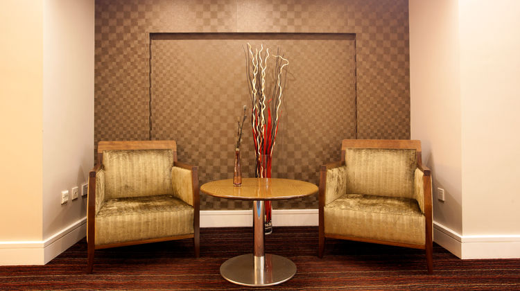 Holiday Inn Express Croydon Lobby