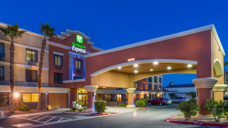 Holiday Inn Express Hotel & Suites Exterior