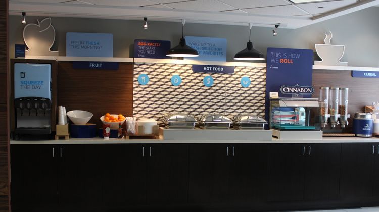 Holiday Inn Express/Suites Bradley Arpt Restaurant