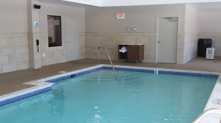 Holiday Inn Express/Suites Bradley Arpt Pool