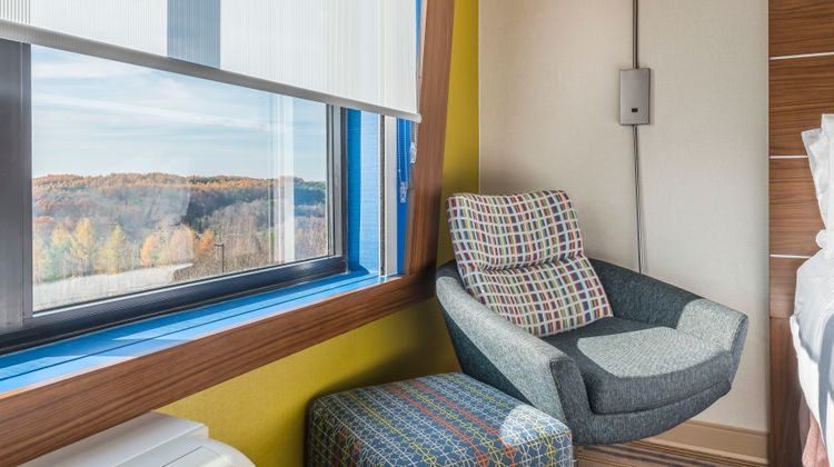 Holiday Inn Express & Suites Clarion Room