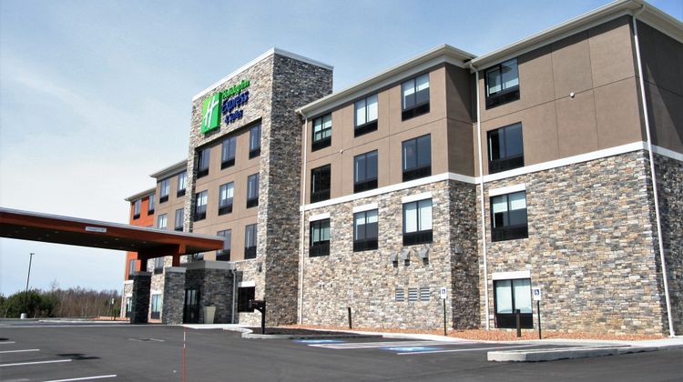 Holiday Inn Express & Suites Clarion Exterior