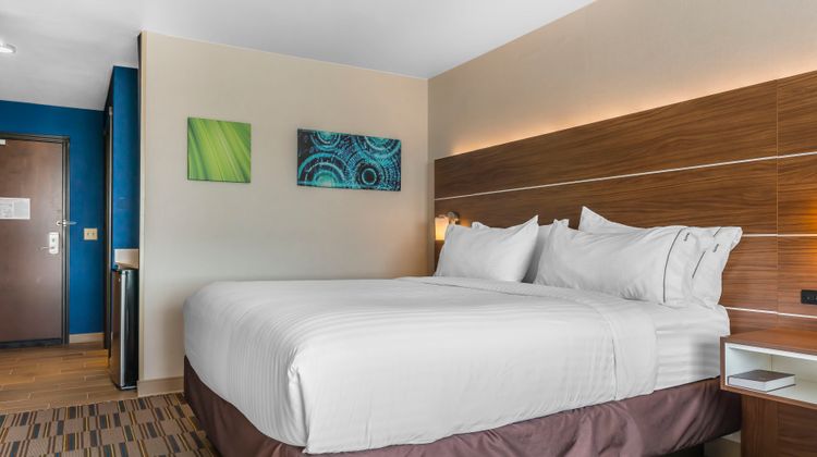 Holiday Inn Express & Suites Clarion Room
