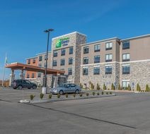 Holiday Inn Express & Suites Clarion Exterior