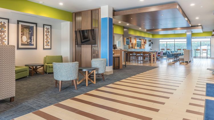 Holiday Inn Express & Suites Clarion Lobby