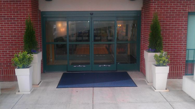 Holiday Inn Express Hotel & Suites Exterior