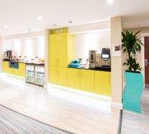 Holiday Inn Cardiff North M4J Lobby
