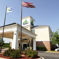 Holiday Inn Express & Suites Delafield