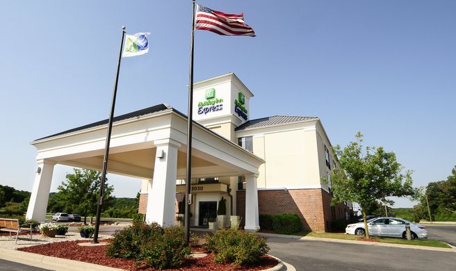Holiday Inn Express & Suites Delafield Exterior