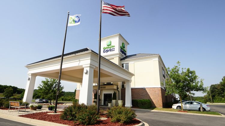 Holiday Inn Express & Suites Delafield Exterior