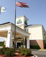 Holiday Inn Express & Suites Delafield