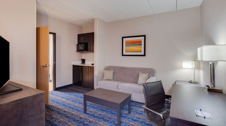 Holiday Inn Express & Suites Suite
