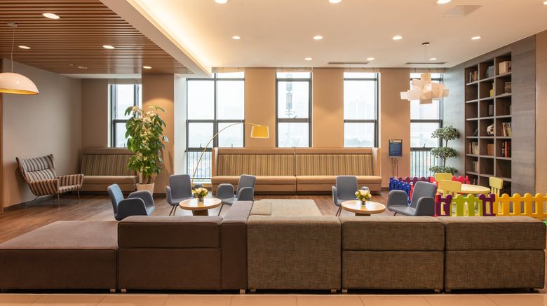 <b>Holiday Inn Express University Town Lobby</b>. Images powered by <a href="https://www.leonardoworldwide.com/" title="Leonardo Worldwide" target="_blank">Leonardo</a>.