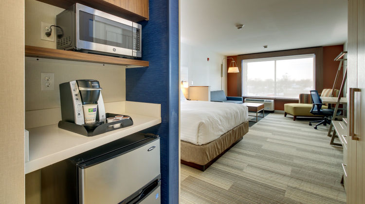 Holiday Inn Express & Suites Galesburg Suite