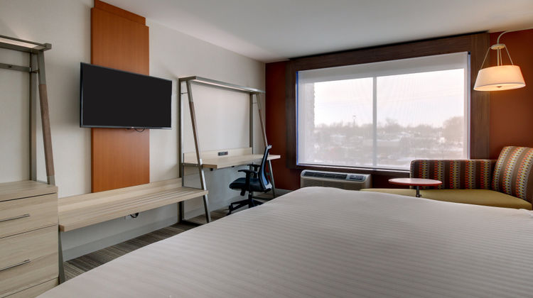 Holiday Inn Express & Suites Galesburg Room