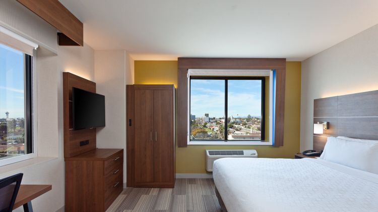 Holiday Inn Express Los Angeles Suite