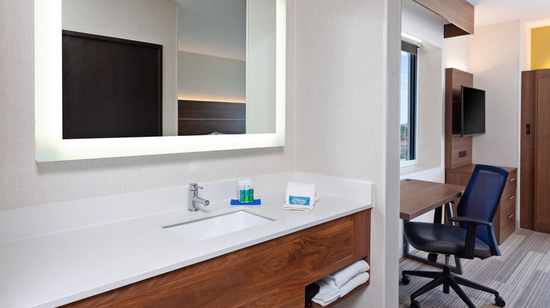 <b>Holiday Inn Express Los Angeles Room</b>. Images powered by <a href="https://www.leonardoworldwide.com/" title="Leonardo Worldwide" target="_blank">Leonardo</a>.