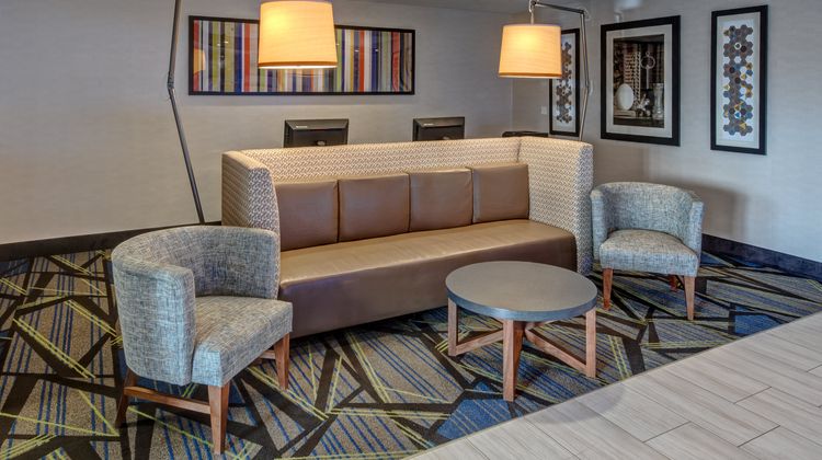 Holiday Inn Express & Suites Jackson NE Lobby