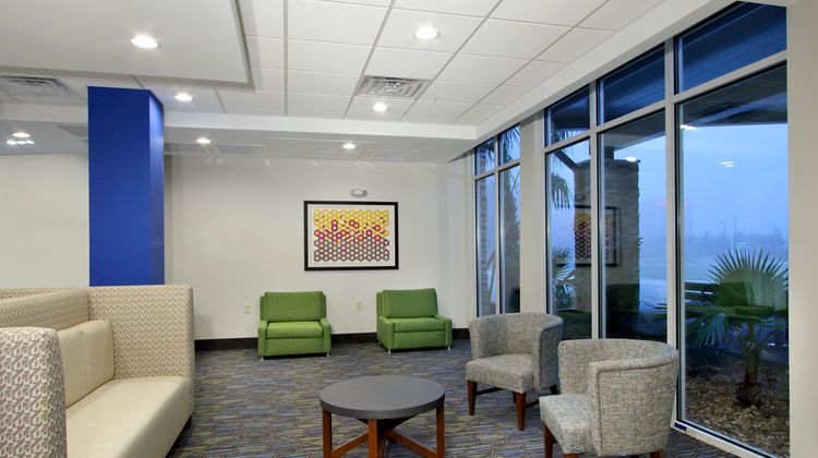 Holiday Inn Express/Suites Columbus N Lobby